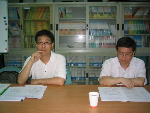報告者の蘇助理教授（左側）とコメンテーターの葉助理教授（右側）